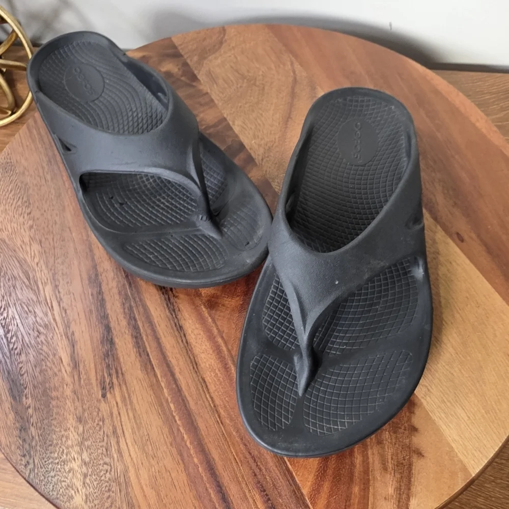 OOFOS Black Thong Recovery Sandals Men's 8 Women's 10